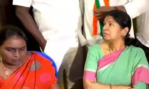 के.एन. नेहरू और कनिमोझी ने कविन के माता-पिता को व्यक्तिगत रूप से सांत्वना दी के.एन. नेहरू और कनिमोझी ने कविन के माता-पिता को व्यक्तिगत रूप से सांत्वना दी
