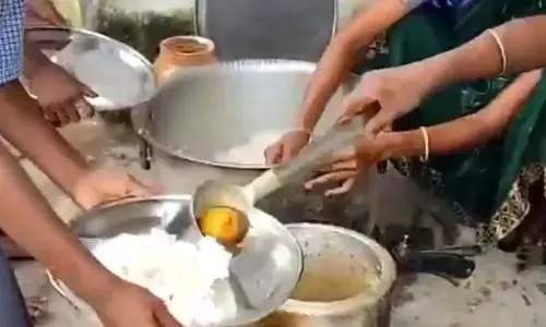 टीचर ने सावन में भी बच्चों को बंटवाया अंडा, हंगामा शुरू