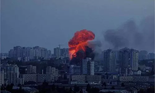 Ukraine: एक और बड़ा ड्रोन हमला, कई इलाके आग की चपेट में Ukraine: एक और बड़ा ड्रोन हमला, कई इलाके आग की चपेट में