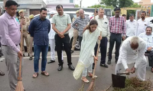 कलेक्टर ने गांव में झाड़ू लगाया, मिली थी गंदगी की शिकायत कलेक्टर ने गांव में झाड़ू लगाया, मिली थी गंदगी की शिकायत