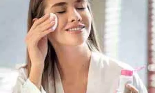Gulab Jal Benefits: गुलाब जल से पाएं ग्लोइंग स्किन, जानें इसके फायदे