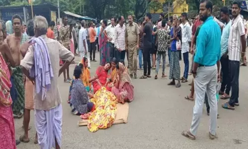Odisha : हाथी के हमले में 3 की मौत, स्थानीय लोगों ने मुआवजे की मांग को लेकर किया प्रदर्शन Odisha : हाथी के हमले में 3 की मौत, स्थानीय लोगों ने मुआवजे की मांग को लेकर किया प्रदर्शन