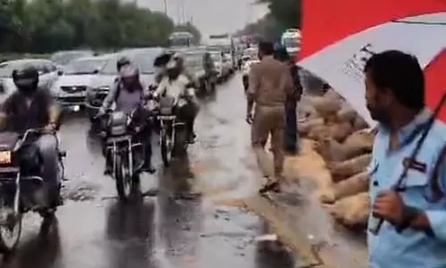 गेहूं से लदा ट्रक पलटा, एक्सप्रेसवे में भीषण जाम