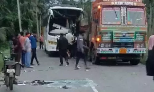 Karnataka: बस के खड़े ट्रक से टकराने से दो लोगों की मौत, नौ घायल Karnataka: बस के खड़े ट्रक से टकराने से दो लोगों की मौत, नौ घायल