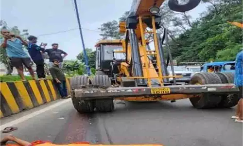 Indore: क्रेन की चपेट में आई बुजुर्ग महिला, मौत Indore: क्रेन की चपेट में आई बुजुर्ग महिला, मौत