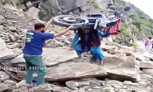 Himachal: भूस्खलन से रास्ता बंद हुआ तो शख्स बन गया बाहुबली