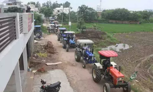 Mohali के किसानों ने ट्रैक्टर रैली में लैंड पूलिंग नीति को वापस लेने की मांग की Mohali के किसानों ने ट्रैक्टर रैली में लैंड पूलिंग नीति को वापस लेने की मांग की