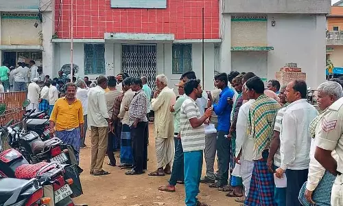 NREGAAL : किसानों के पास यूरिया खाद खत्म हो रही है