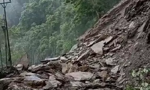 NH 10 पर भूस्खलन फिर से शुरू, करीब तीन घंटे तक संपर्क बाधित, सफाई का काम तेज NH 10 पर भूस्खलन फिर से शुरू, करीब तीन घंटे तक संपर्क बाधित, सफाई का काम तेज