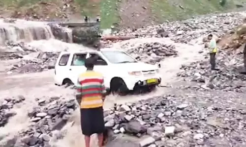 अचानक आई बाढ़ और भूस्खलन से किश्तवाड़-सिंथनटॉप-अनंतनाग राजमार्ग अवरुद्ध