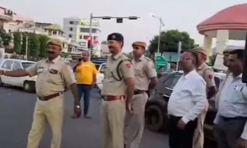 क्रॉसिंग पर ट्रैफिक पुलिसकर्मी ने माइक पकड़ा, फिर सबको किया हैरान