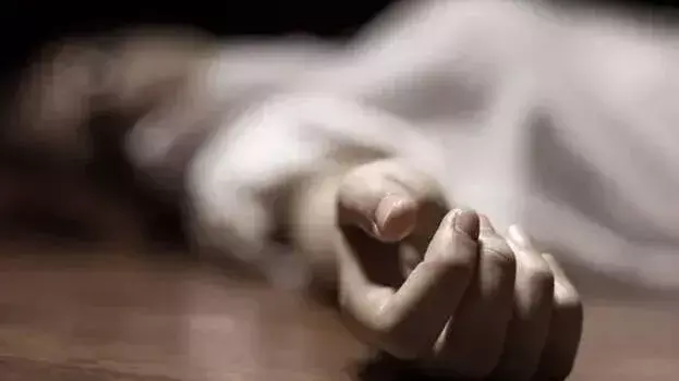 महिला को मृत अवस्था में अस्पताल लाया गया, शरीर पर चोटों के निशान; युवक हिरासत में