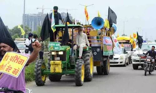 लैंड पूलिंग नीति वापस लेने की मांग को लेकर Punjab के किसानों ने ट्रैक्टर रैली निकाली