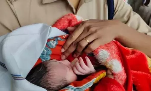 Bengaluru: एसएमवीटी रेलवे स्टेशन पर महिला ने दिया बच्चे को जन्म