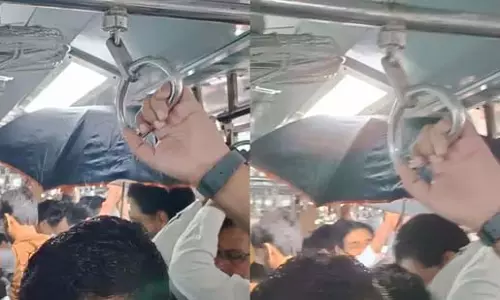 एसी कोच में छाता लिए खड़े व्यक्ति ने उड़ाए यात्रियों के होश एसी कोच में छाता लिए खड़े व्यक्ति ने उड़ाए यात्रियों के होश