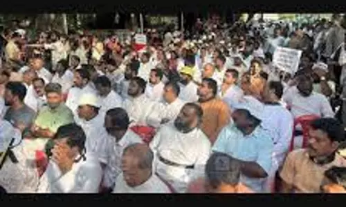 Kerala : ईसाइयों पर बढ़ते हमलों के ख़िलाफ़ कैथोलिक चर्च ने राजभवन तक मार्च निकाला Kerala : ईसाइयों पर बढ़ते हमलों के ख़िलाफ़ कैथोलिक चर्च ने राजभवन तक मार्च निकाला
