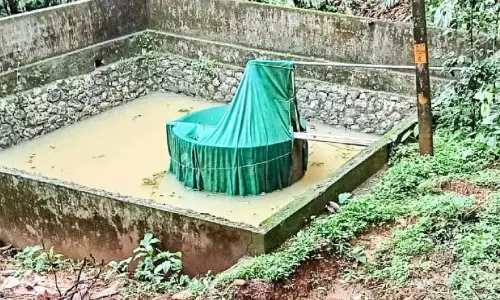 सार्वजनिक तालाब प्रदूषित, सड़क अवरुद्ध; 30 परिवार वर्षा जल पर निर्भर सार्वजनिक तालाब प्रदूषित, सड़क अवरुद्ध; 30 परिवार वर्षा जल पर निर्भर