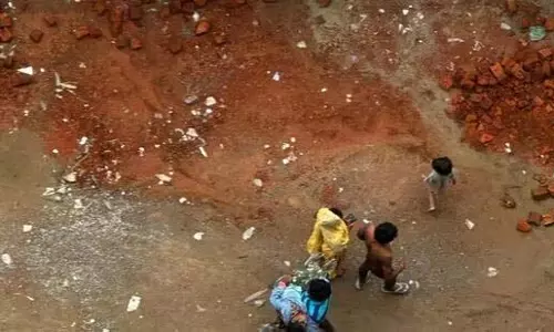 Noida : मकान गिरने से गर्भवती महिला की मौत, रिश्तेदार घायल Noida : मकान गिरने से गर्भवती महिला की मौत, रिश्तेदार घायल