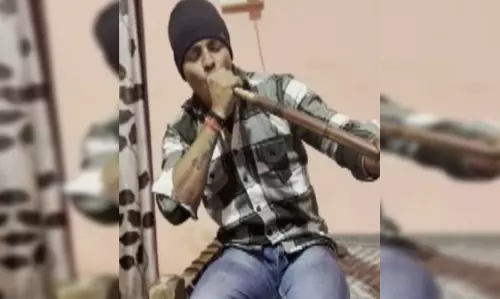 हुक्का पिया...रील वायरल होने के बाद कॉन्स्टेबल पर गिरी गाज हुक्का पिया...रील वायरल होने के बाद कॉन्स्टेबल पर गिरी गाज