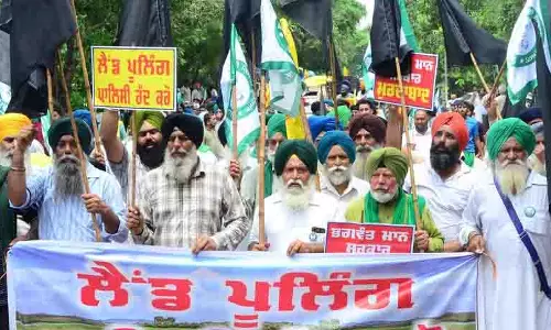 दोआबा में भी ट्रैक्टर मार्च, किसानों ने जलाए CM Mann और केजरीवाल के पुतले दोआबा में भी ट्रैक्टर मार्च, किसानों ने जलाए CM Mann और केजरीवाल के पुतले