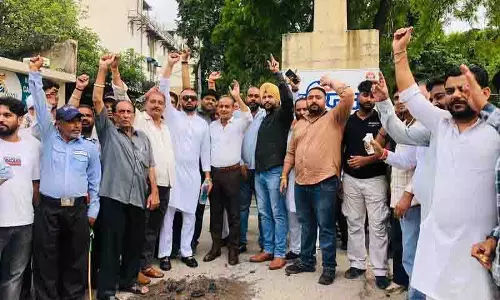 Jalandhar: कांग्रेस नेताओं ने स्वास्थ्य मंत्री का इस्तीफा मांगा, पुतला फूंका Jalandhar: कांग्रेस नेताओं ने स्वास्थ्य मंत्री का इस्तीफा मांगा, पुतला फूंका