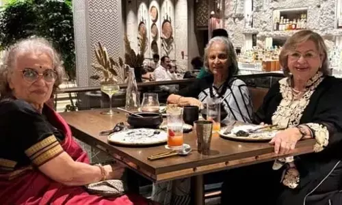 फिल्मी इतिहास एक फ्रेम में आशा पारेख की पोस्ट हुई वायरल फिल्मी इतिहास एक फ्रेम में आशा पारेख की पोस्ट हुई वायरल