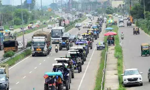Nawanshahr में ट्रैक्टर मार्च के साथ किसानों ने भूमि अधिग्रहण नीति का विरोध किया Nawanshahr में ट्रैक्टर मार्च के साथ किसानों ने भूमि अधिग्रहण नीति का विरोध किया
