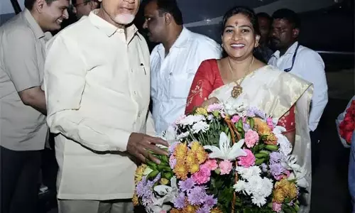 Andhra : सिंगापुर का दौरा पूरा करने के बाद सीएम चंद्रबाबू गन्नावरम पहुंचे Andhra : सिंगापुर का दौरा पूरा करने के बाद सीएम चंद्रबाबू गन्नावरम पहुंचे