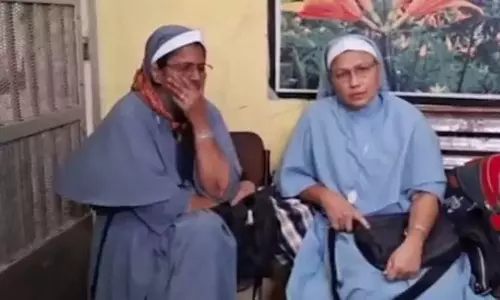 Kerala में ननों ने मुंह पर काला कपड़ा बांधकर किया प्रदर्शन, राजभवन तक किया मार्च Kerala में ननों ने मुंह पर काला कपड़ा बांधकर किया प्रदर्शन, राजभवन तक किया मार्च