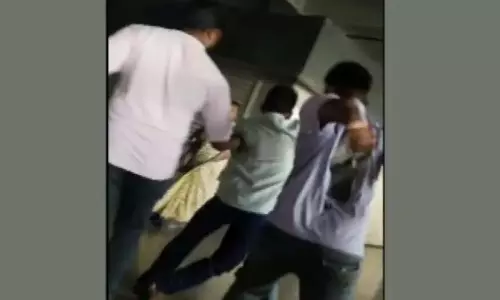 बीच सड़क पर युवक की पिटाई, बारामुंडा बना अपराधियों का अड्डा बीच सड़क पर युवक की पिटाई, बारामुंडा बना अपराधियों का अड्डा