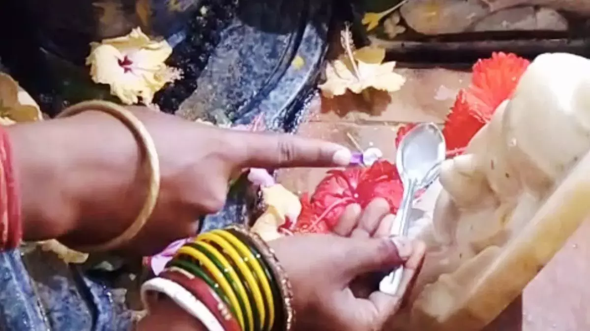 Katihar के शिव मंदिर में चमत्कार! नंदी और गणेश को दूध पिलाते दिखे श्रद्धालु Katihar के शिव मंदिर में चमत्कार! नंदी और गणेश को दूध पिलाते दिखे श्रद्धालु