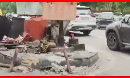 बेकाबू कार का तांडव, मंदिर को मारी टक्कर, VIDEO