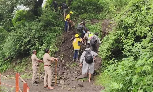 लगातार बारिश से केदारनाथ यात्रा रोक दी गई, तीर्थयात्री फंसे लगातार बारिश से केदारनाथ यात्रा रोक दी गई, तीर्थयात्री फंसे