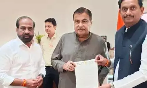 विजयवाड़ा MP ने शहर की सड़कों के विकास के लिए गडकरी से मुलाकात की
