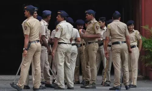 Sambhal:  ग्राम प्रधान से मारपीट मामले में दरोगा को लाइन हाजिर किया गया