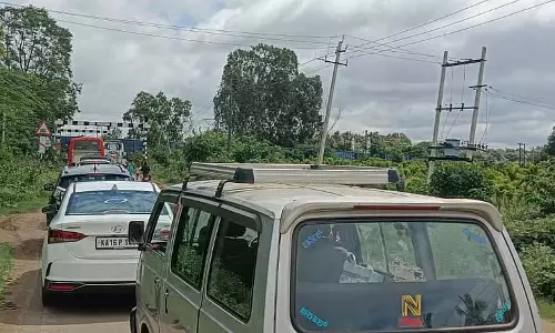 Chikkajajur : रेलवे ओवरब्रिज के निर्माण में देरी से यात्री दहशत में Chikkajajur : रेलवे ओवरब्रिज के निर्माण में देरी से यात्री दहशत में
