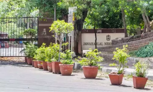 JNU में भोजन अलग-अलग करने के आरोप पर विरोध प्रदर्शन JNU में भोजन अलग-अलग करने के आरोप पर विरोध प्रदर्शन