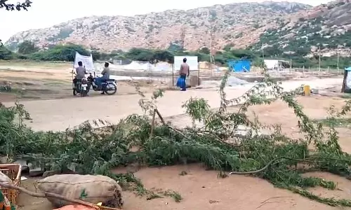 Molakalmuru : साप्ताहिक मेला फिर से सड़क किनारे स्थानांतरित