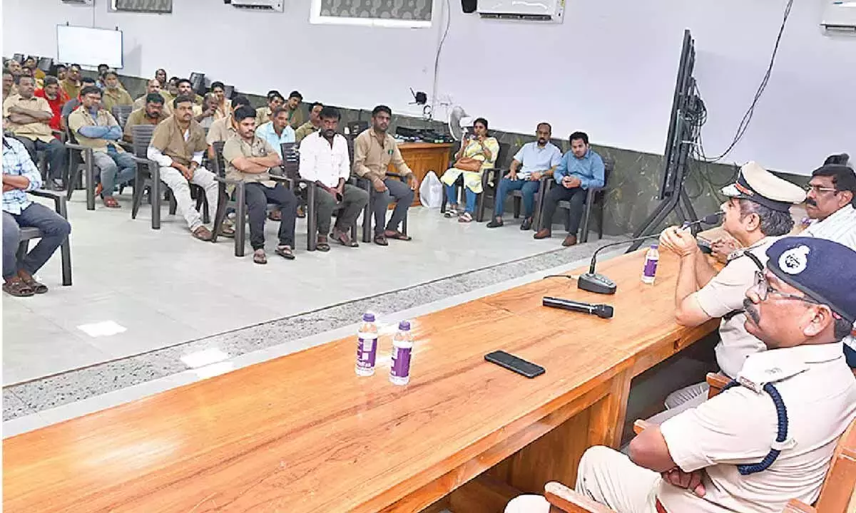 Andhra: ऑटो चालकों को जिम्मेदारी से वाहन चलाने के लिए प्रोत्साहित किया गया