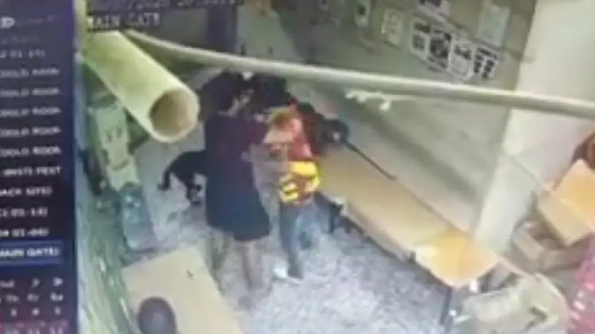Gurugram: डिलीवरी कंपनी के स्टोर में ब्वॉय से मारपीट, पूरी घटना CCTV में कैद Gurugram: डिलीवरी कंपनी के स्टोर में ब्वॉय से मारपीट, पूरी घटना CCTV में कैद