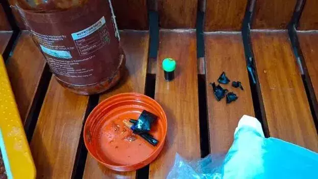 अचार की बोतल में छिपाकर रखा गया MDMA और हशीश तेल बरामद, तीन गिरफ्तार अचार की बोतल में छिपाकर रखा गया MDMA और हशीश तेल बरामद, तीन गिरफ्तार