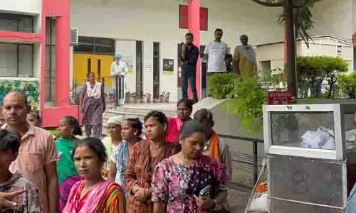 प्रवासी अपनी नौ साल की बेटी का शव लेकर DC कार्यालय पहुंचे