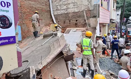 सम्पंगीरामनगर में इमारत ढही; एक व्यक्ति को बचाया गया सम्पंगीरामनगर में इमारत ढही; एक व्यक्ति को बचाया गया