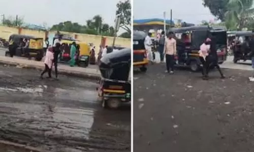 रेलवे स्टेशन के पास बाइक सवार दो लोगों ने महिला को जबरन उठा लिया