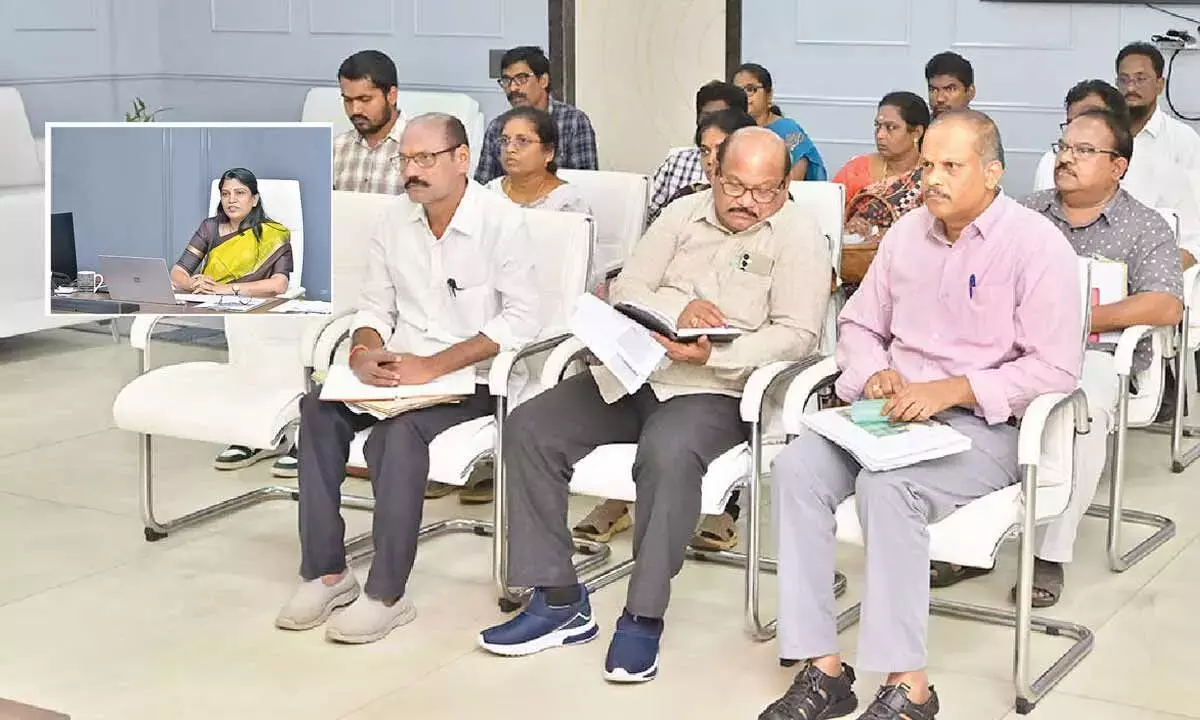 Andhra: अधिकारियों को राजस्व स्रोतों को बढ़ाने पर ध्यान केंद्रित करने को कहा गया Andhra: अधिकारियों को राजस्व स्रोतों को बढ़ाने पर ध्यान केंद्रित करने को कहा गया