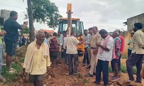 Kunigal : सड़क अतिक्रमण से निकासी में बाधा