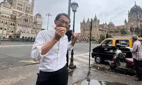 जापानी दूत केइची ओनो ने मुंबई के पसंदीदा नाश्ते का स्वाद लिया