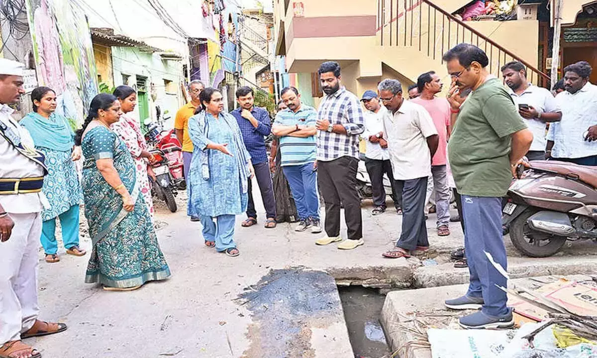 Andhra: शहर में नालियों को जाम होने से रोकने के लिए उपाय करें