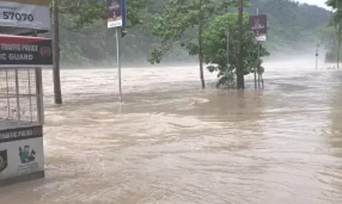 तीस्ता नदी में बाढ़ और भूस्खलन से सिक्किम और कलिम्पोंग जाने वाले प्रमुख मार्ग बाधित तीस्ता नदी में बाढ़ और भूस्खलन से सिक्किम और कलिम्पोंग जाने वाले प्रमुख मार्ग बाधित