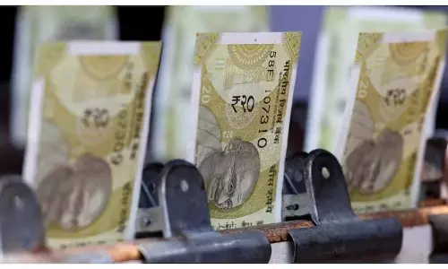 टैरिफ के झटके से रुपये में 2022 के बाद से सबसे बड़ी मासिक गिरावट